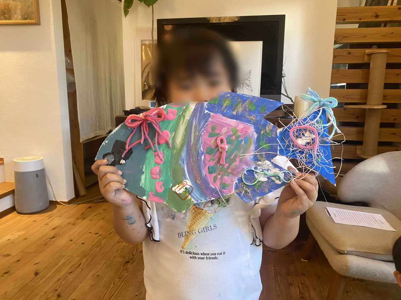 色紙や素材を組み合わせたカラフルな立体作品