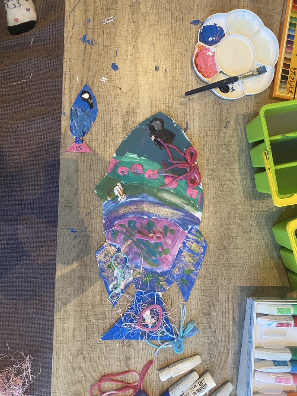 青やピンクの素材を重ねた魚のような形の作品