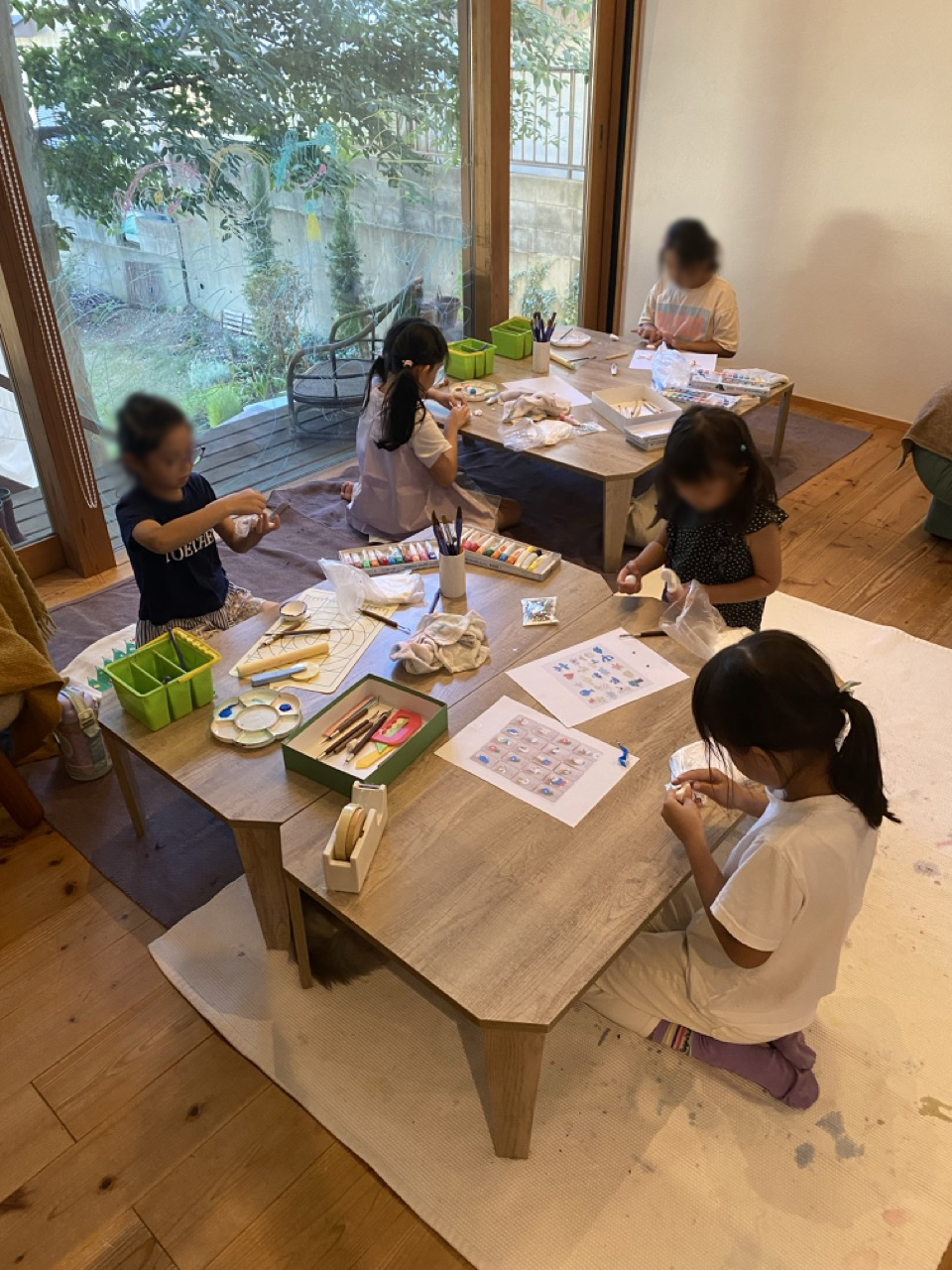 窓辺の教室で作品づくりに取り組む子どもたち
