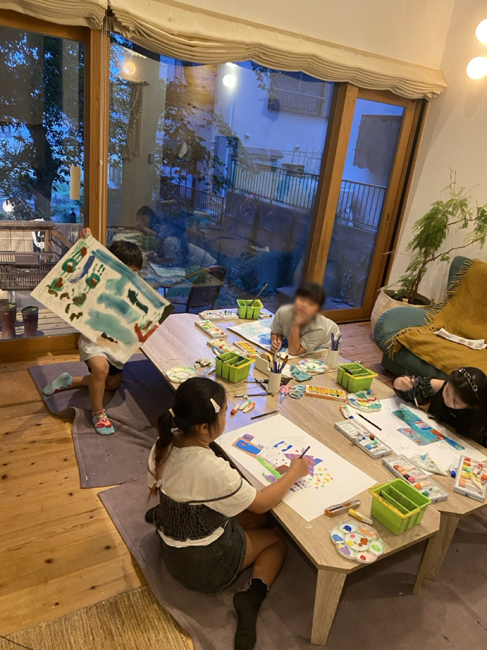 テーブルを囲んで制作する教室のひととき