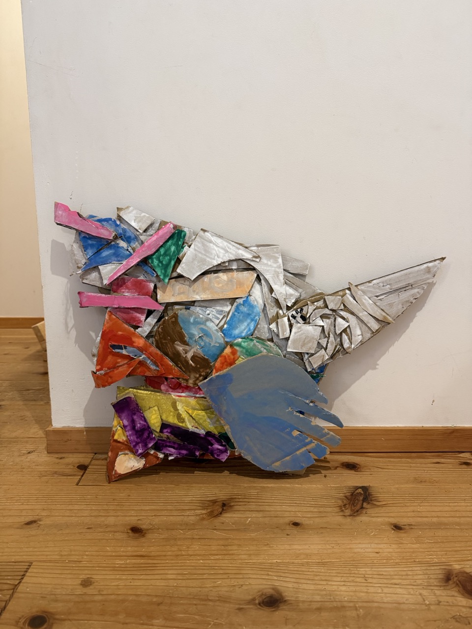 色を塗ったダンボールが折り重なる半立体作品