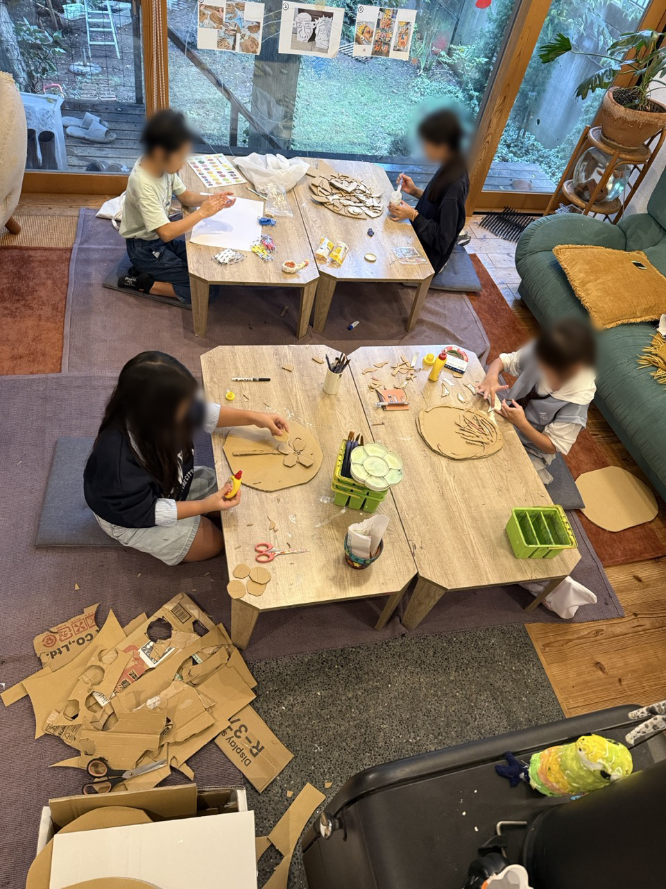 子どもたちがダンボールを切り貼りして作品を作る様子